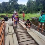 Sinergi Antara Masyarakat Desa Dengan TNI Terbukti, Satgas TMMD Reg Ke-123 Bersama Warga Gotong Royong Membenahi Jembatan