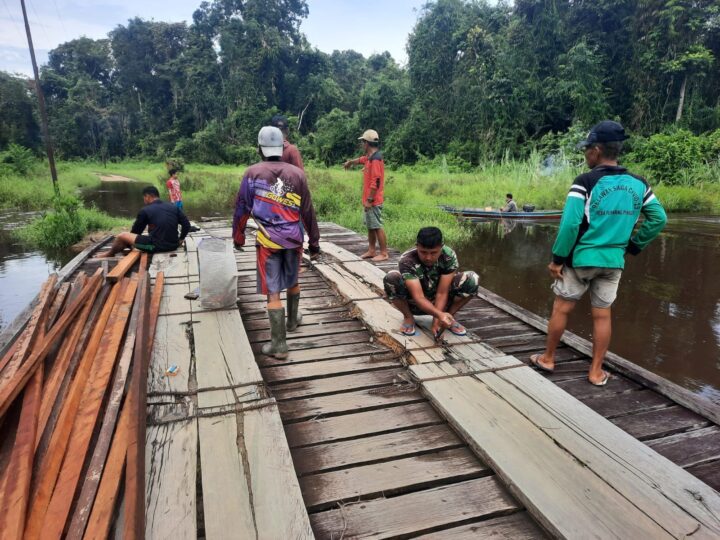 Sinergi Antara Masyarakat Desa Dengan TNI Terbukti, Satgas TMMD Reg Ke-123 Bersama Warga Gotong Royong Membenahi Jembatan