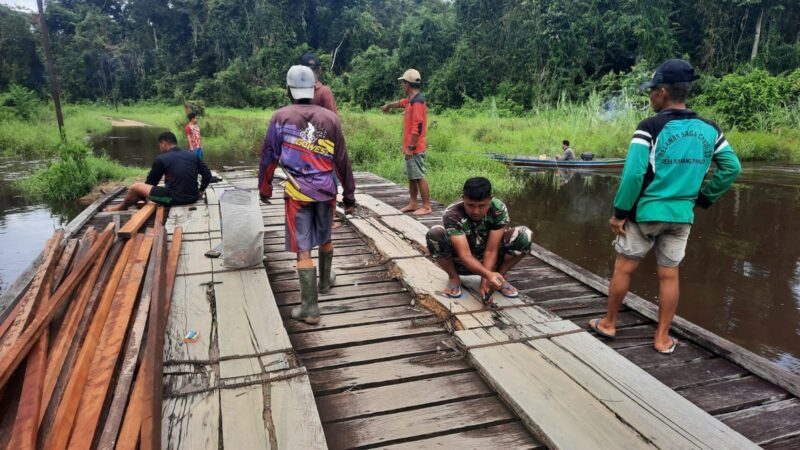 Sinergi Antara Masyarakat Desa Dengan TNI Terbukti, Satgas TMMD Reg Ke-123 Bersama Warga Gotong Royong Membenahi Jembatan