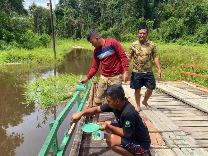 Satgas TMMD Reg ke-123 Bantu Warga cat Pagar Jembatan Di Desa Tumbang Panggo