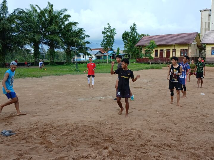 Jelang Buka Puasa, Satgas TMMD Ke 123 Main Bola Bersama Warga.