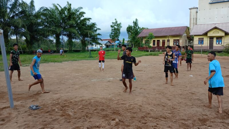 Jelang Buka Puasa, Satgas TMMD Ke 123 Main Bola Bersama Warga.