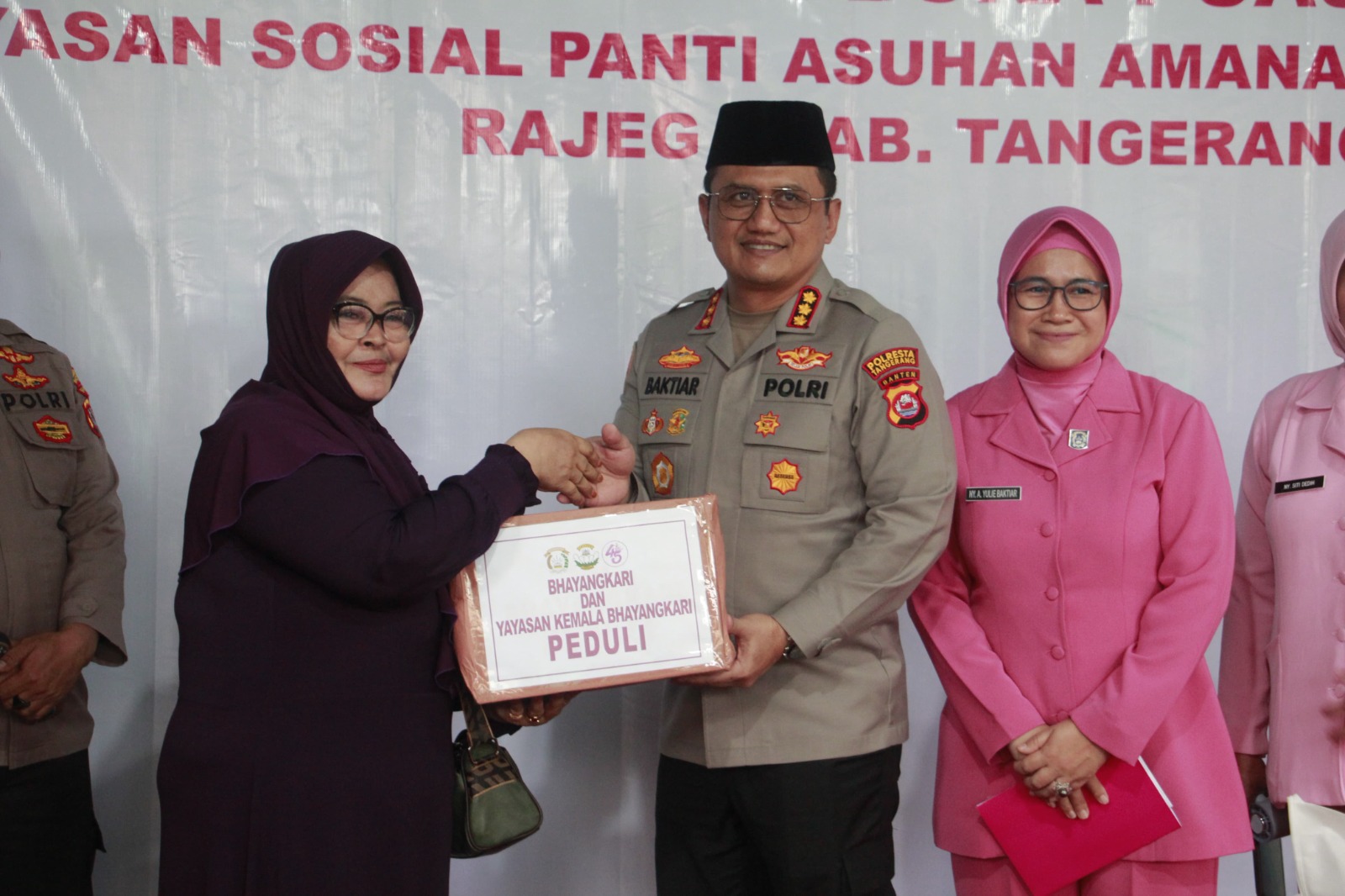 Kapolresta Tangerang Bersama Bhayangkari Kota Tangerang Laksanakan Bakti Sosial dan Buka Bersama