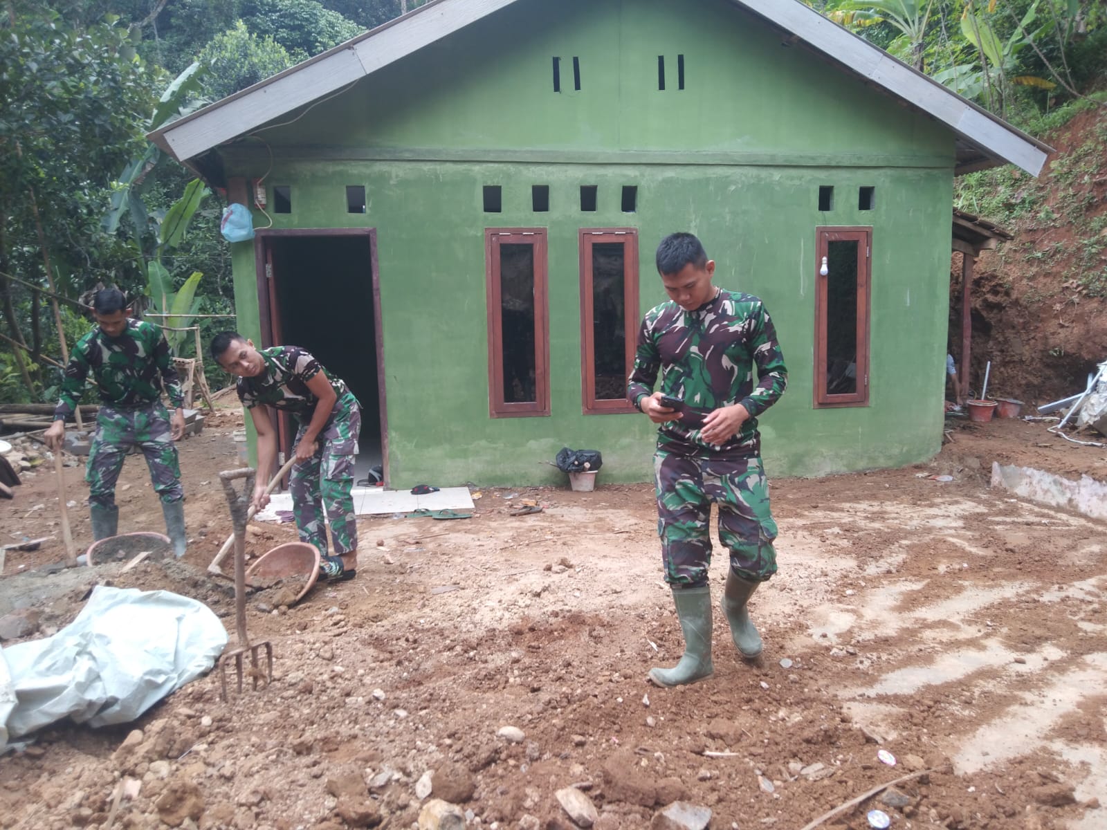 Warga Penerima Rutilahu Program TMMD ke -123 Kodim 0621/Kab.Bogor Berterimakasih Kepada TNI