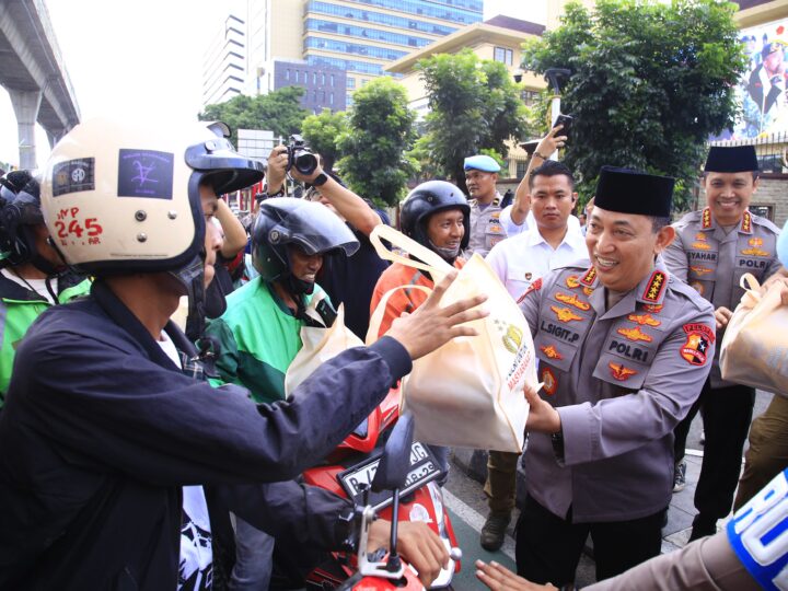 Masyarakat Antusias Saat Kapolri Turun Langsung Berbagi Takjil