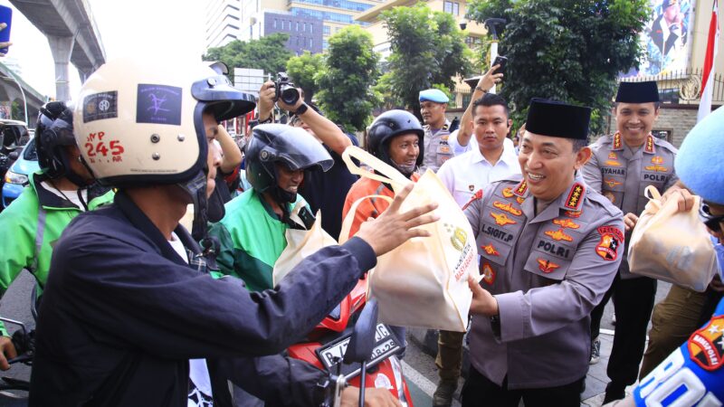 Masyarakat Antusias Saat Kapolri Turun Langsung Berbagi Takjil