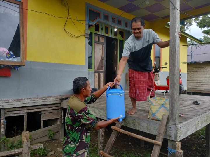 Satgas TMMD Ke-123 Kodim 1015/Sampit Berbagi Takjil