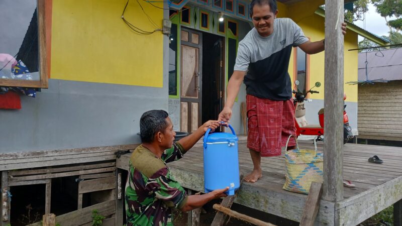 Satgas TMMD Ke-123 Kodim 1015/Sampit Berbagi Takjil