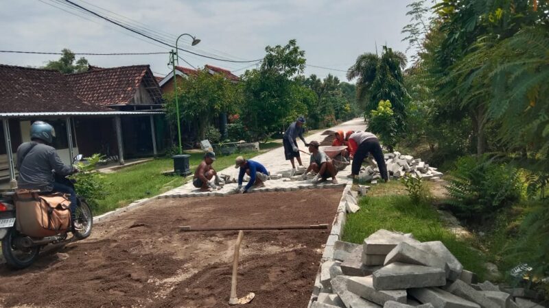 DESA PANGKUR KABUPATEN NGAWI BANGUN JALAN UNTUK TINGKATKAN AKSES DAN KESEJAHTERAAN MASYARAKAT.