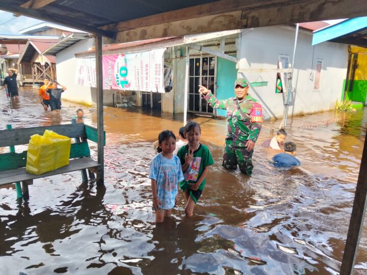 Siaga Banjir, Babinsa Koramil 01/Pahandut Terus Pantau Perkembangan Kondisi Diwilayah