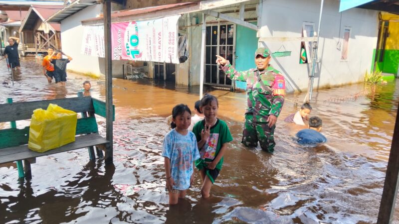 Siaga Banjir, Babinsa Koramil 01/Pahandut Terus Pantau Perkembangan Kondisi Diwilayah