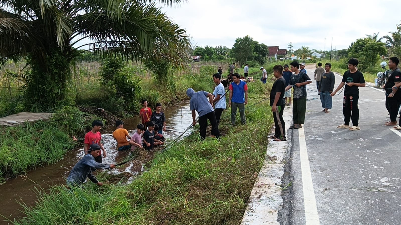 Di Bulan Puasa, Babinsa Koramil 1015-04/Baamang Tetap Eksis Bersama Warga Laksanakan Gotong Royong