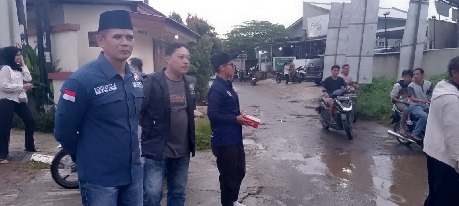 Suherman Oki Ketua Kartar Kec. Tenjo Berbagi Takjil Dalam Agenda Bakti Sosial.