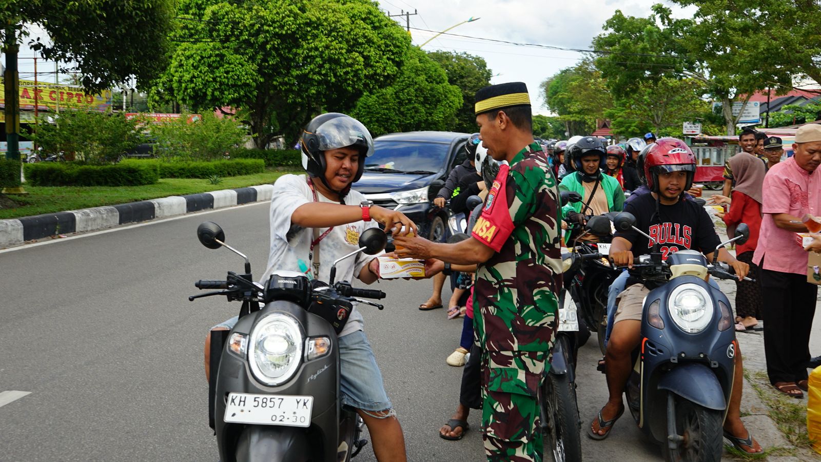 Dandim 1016/Palangka Raya : Pembagian Takjil Pererat Silaturahmi Warga