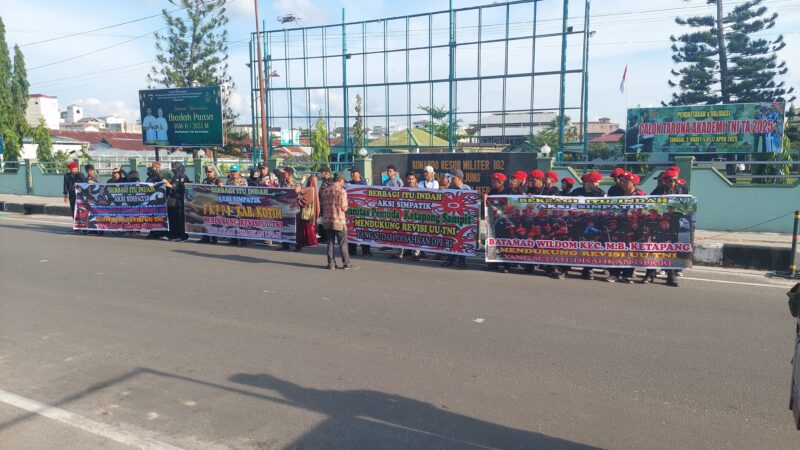 Bentuk Dukungan Dan Rasa Syukur Atas Disahkannya RUU TNI, Ormas Dan Masyarakat Kab.Kotim Bagi Takjil