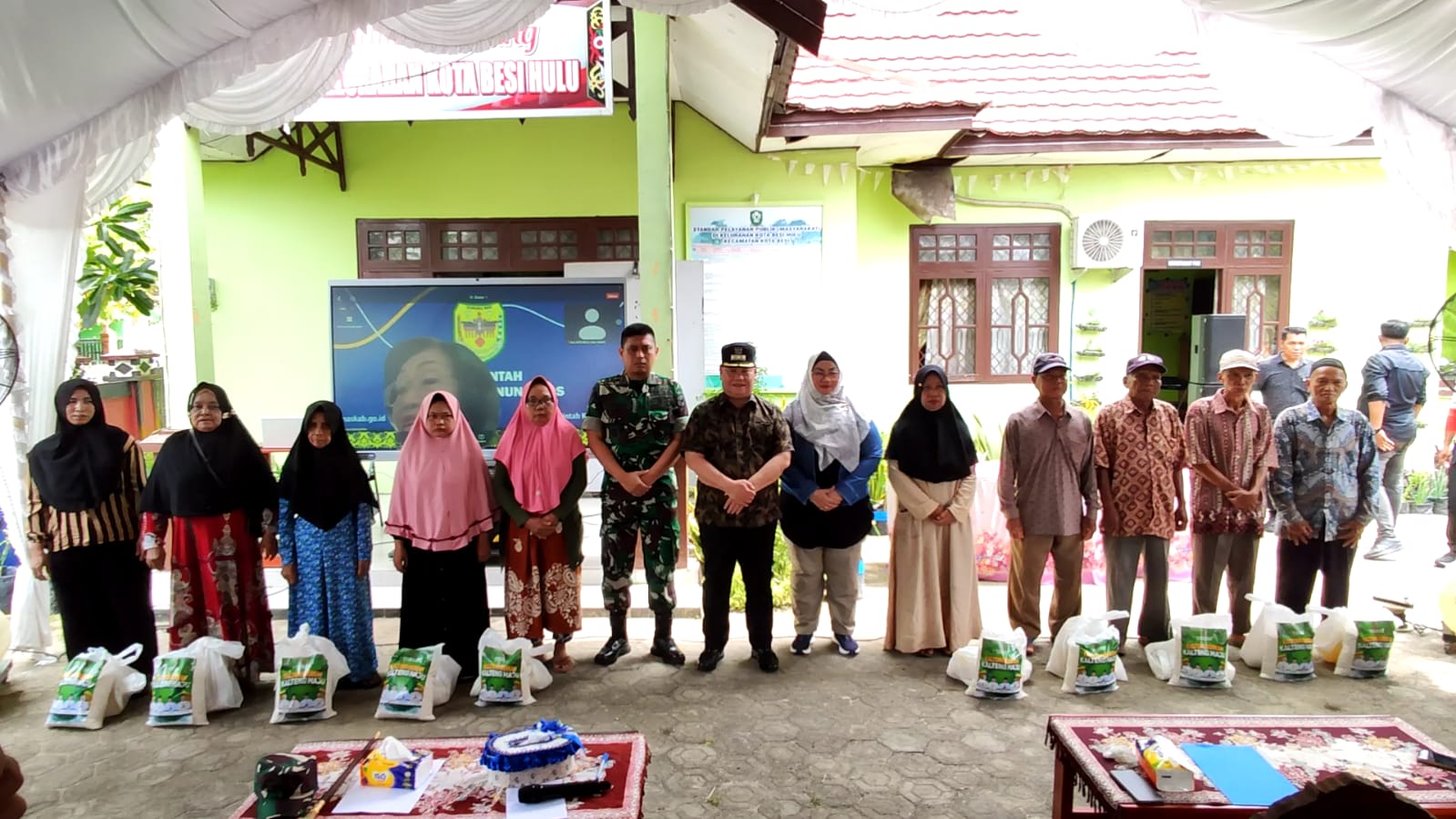Dandim 1015/Sampit Dampingi Bupati Kotim Meluncurkan Pasar Murah
