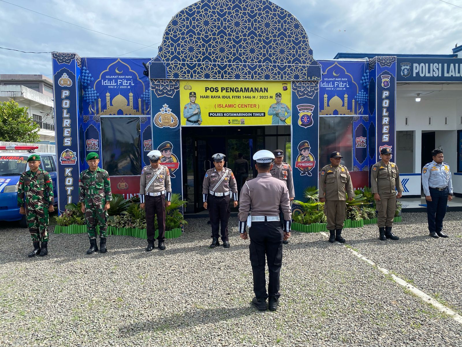 Personel Kodim 1015/Sampit Bantu Jaga Pos Pengamanan Lebaran 1446 H/ 2025 M Di Wilayah