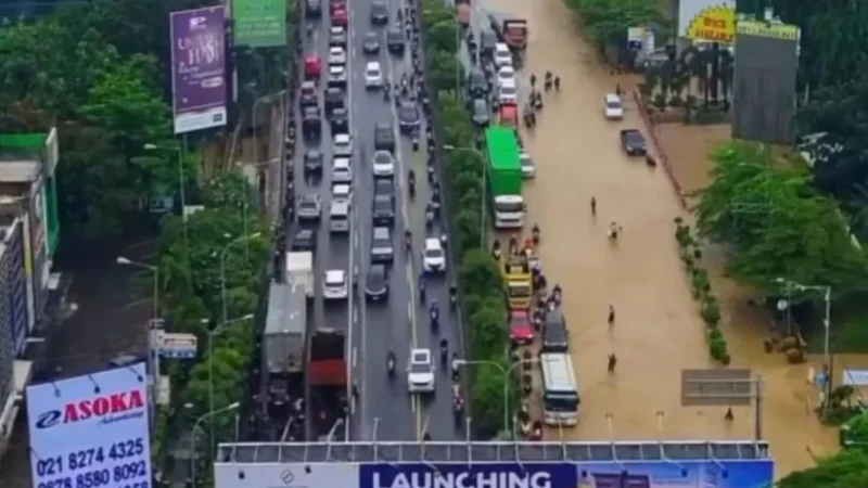 Aktivitas Publik di Kota Bekasi Lumpuh Total Karena Banjir Yang Disebabkan Meluapnya Air Dari Tanggul