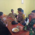 Jalin Silaturahmi, Babinsa Koramil 1015-12/Seruyan Tengah Dan Bhabinkamtibmas Komsos Dengan Warga