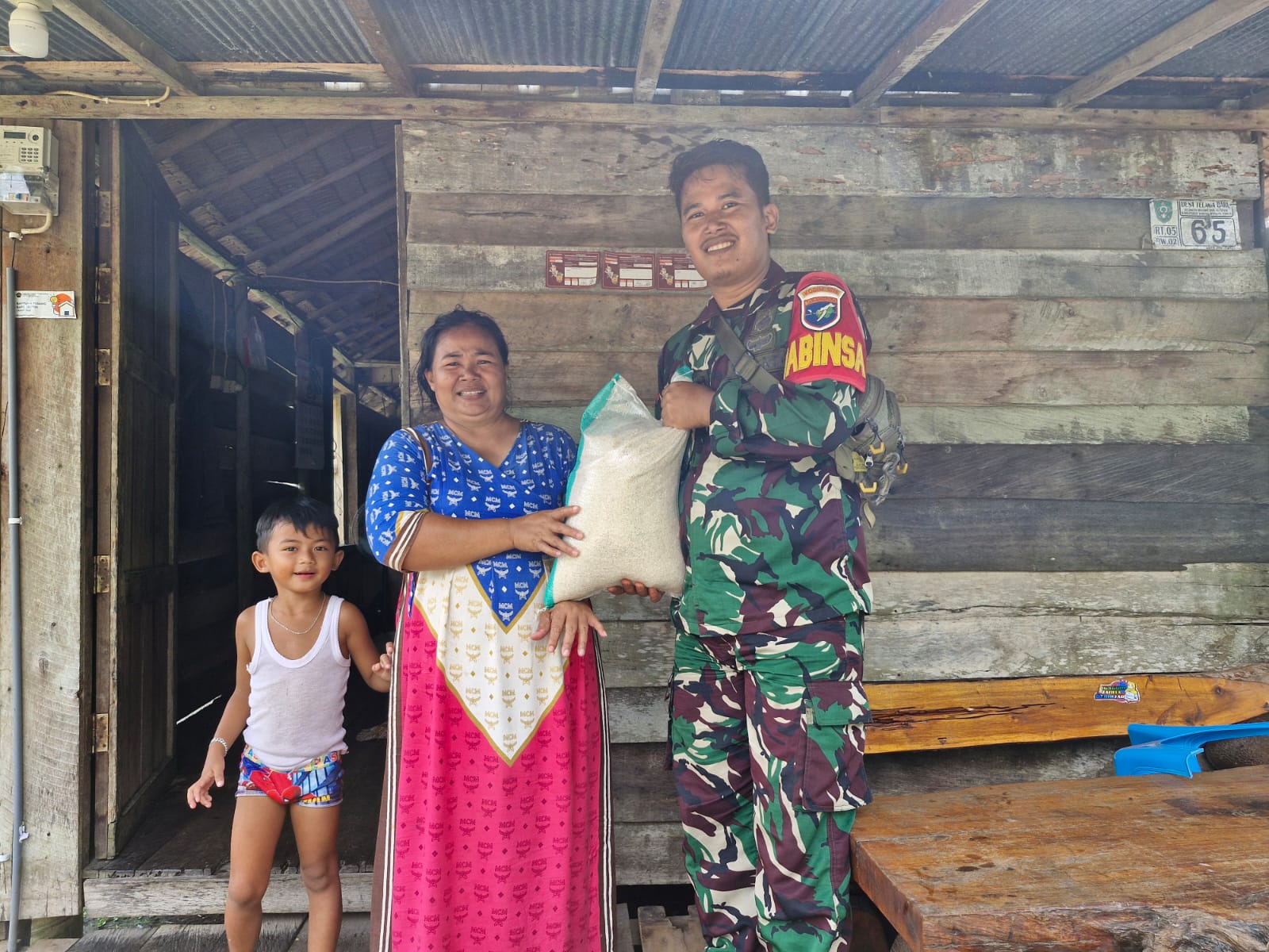 Sambangi Warga Binaan Yang Kurang Mampu, Babinsa Koramil 1015-03/MB Ketapang Berikan Bantuan