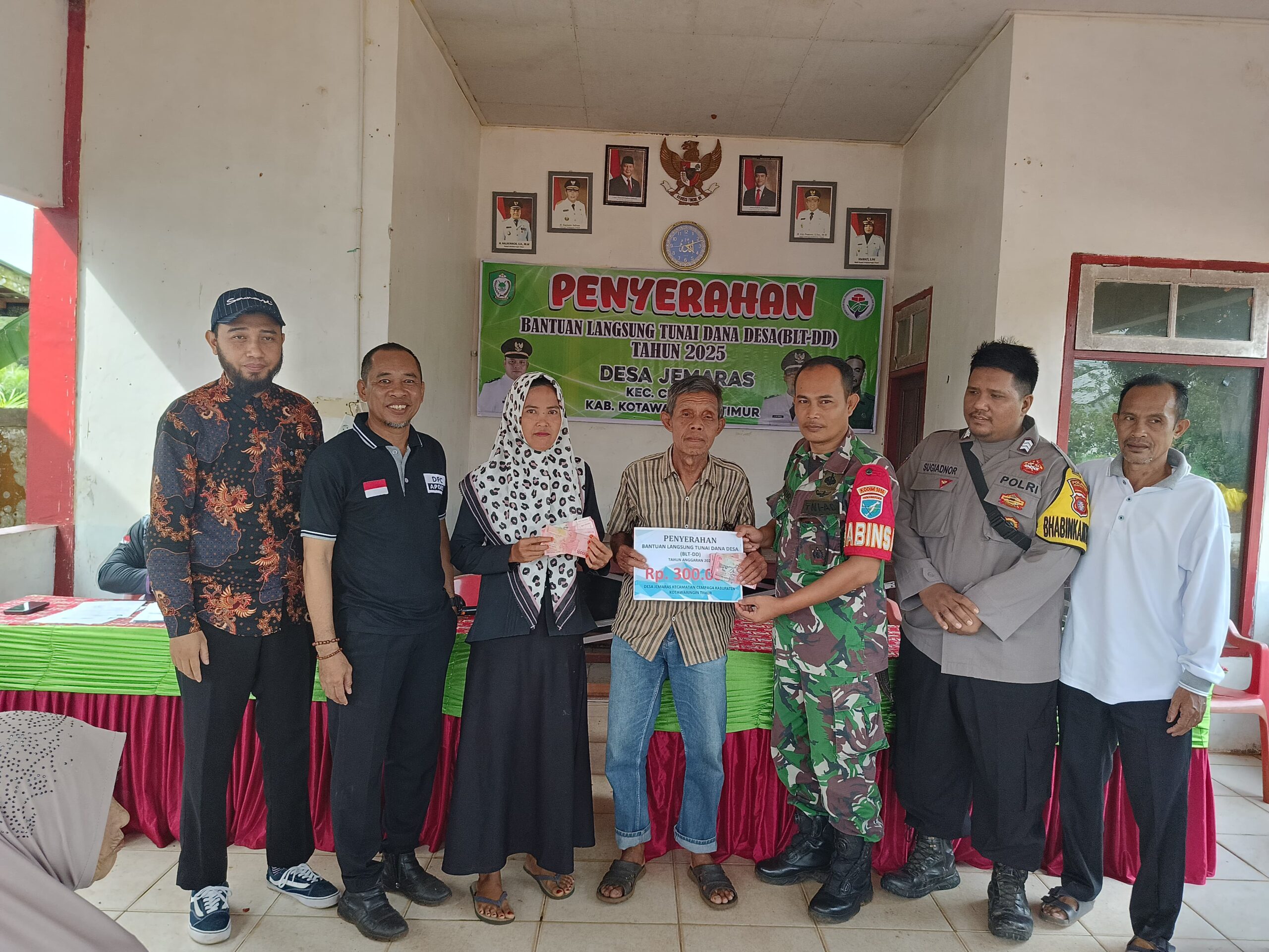 Wujud Peran Aktif, Babinsa Koramil 1015-06/Cempaga Dampingi Penyaluran BLT Dana Desa