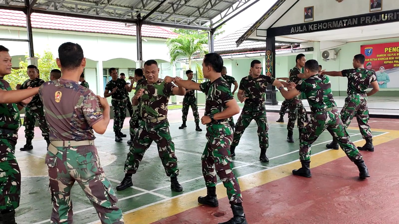 Guna Mengasah dan Meningkatkan Kemampuan, Prajurit Kodim 1015/Sampit Laksanakan Latihan Beladiri Militer