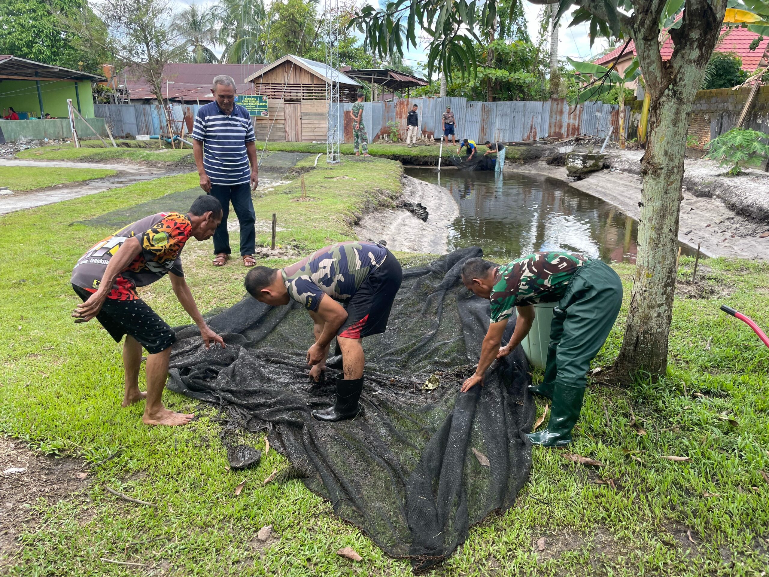 Koramil 1016-01/Pahandut, Memanfaatkan Lahan Kosong Untuk Budidaya Ikan Lele