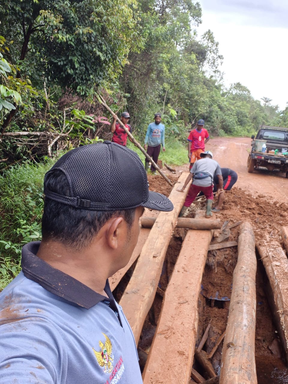 Kades Batuah Sudarno Bersama Puluhan Warga Gotong Royong Perbaiki Jalan Rusak