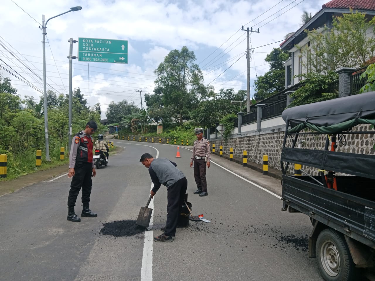 UPT PJJ Pacitan Perbaiki Jalur Provinsi Yang Rusak Pasca Lebaran Karena Cuaca Ekstrem.