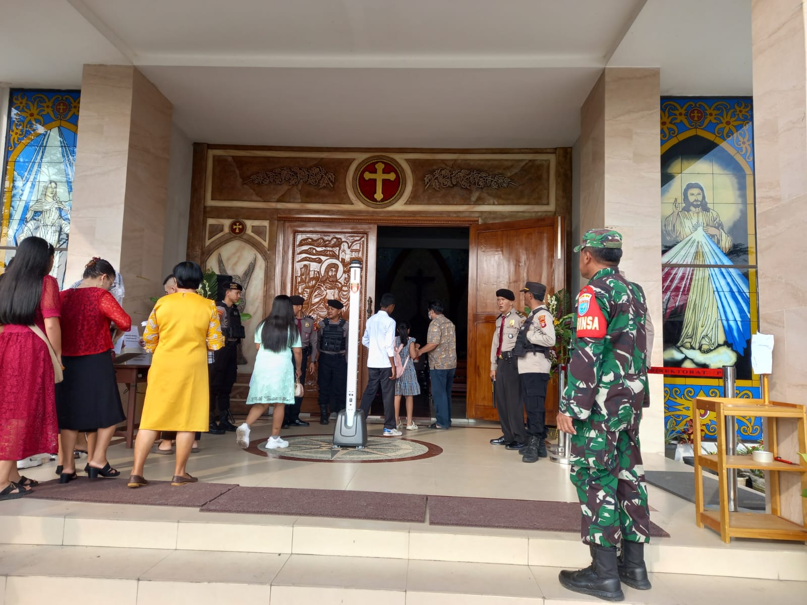 Babinsa Koramil 01/Pahandut Pengamanan Kegiatan Ibadah Paskah Tahun 2025
