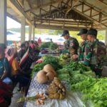 Buat Mama Papua Tersenyum Bahagia, Satgas Yonif 641/Bru Borong Hasil Tani Warga Distrik Kobakma