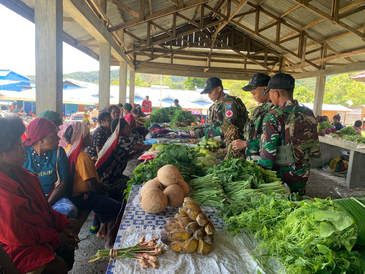 Buat Mama Papua Tersenyum Bahagia, Satgas Yonif 641/Bru Borong Hasil Tani Warga Distrik Kobakma
