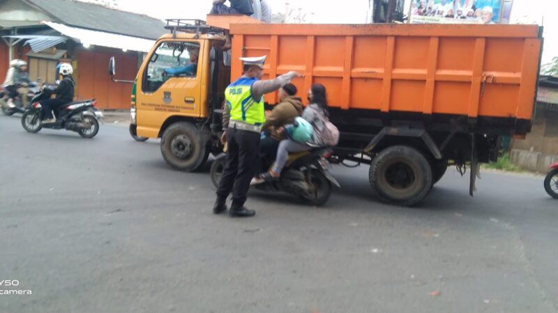 Gatur Lalin Pagi Hari Untuk Mengurai Kemacetan di Perempatan Picung Wilayah Hukum Polsek Pasar Kemis