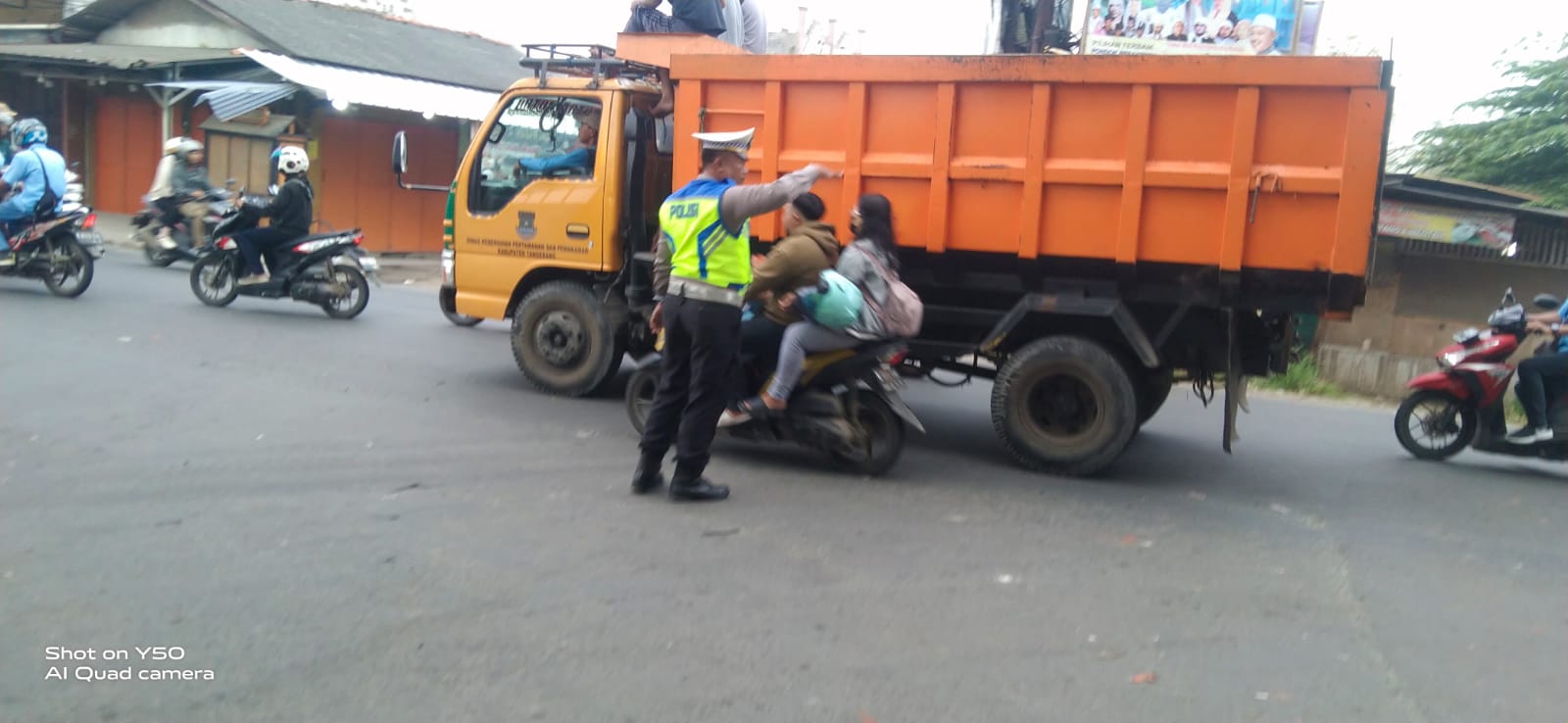 Gatur Lalin Pagi Hari Untuk Mengurai Kemacetan di Perempatan Picung Wilayah Hukum Polsek Pasar Kemis