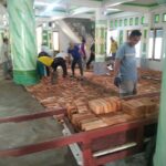 Panitia dan Masyarakat Sekitar Masjid Attayyibah Pegatan Melaksanakan Gotong Royong Lantai Masjid Tempat Sholat.