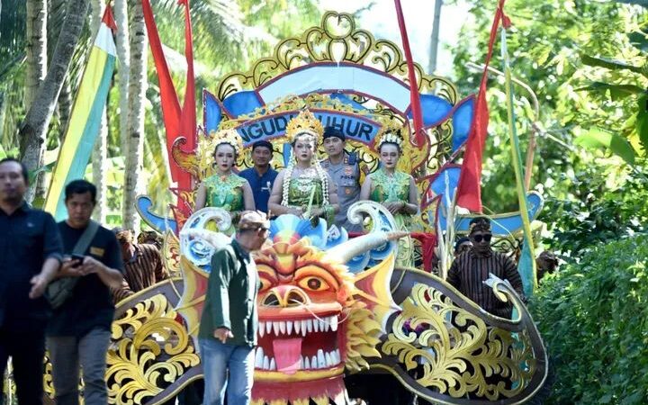 Kirab Ambeng dan Tumpengan Hasil Bumi Laut Awali Upacara Adat Jangkrik Genggong