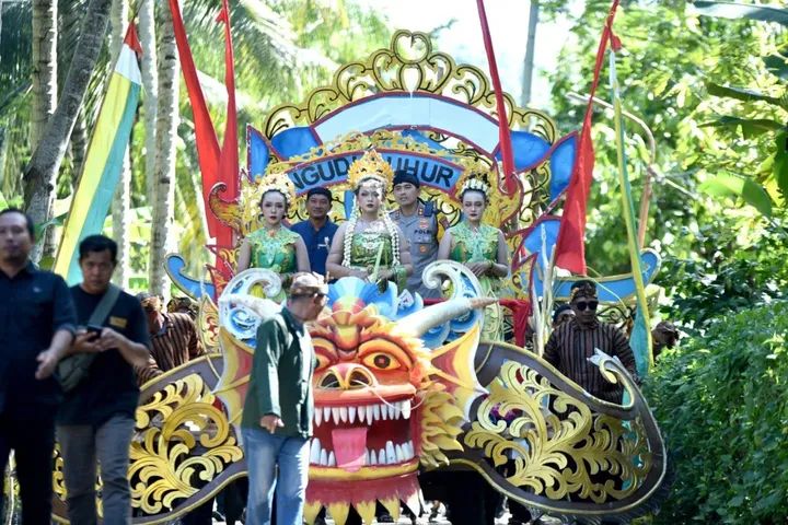 Kirab Ambeng dan Tumpengan Hasil Bumi Laut Awali Upacara Adat Jangkrik Genggong