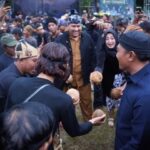 Bupati Pacitan Indrata Nur Bayuaji Ikut Mencoba Adu Kelapa, Rasakan Kemeriahan Gelar Budaya Festival Banaran Bersih Desa Cemeng.