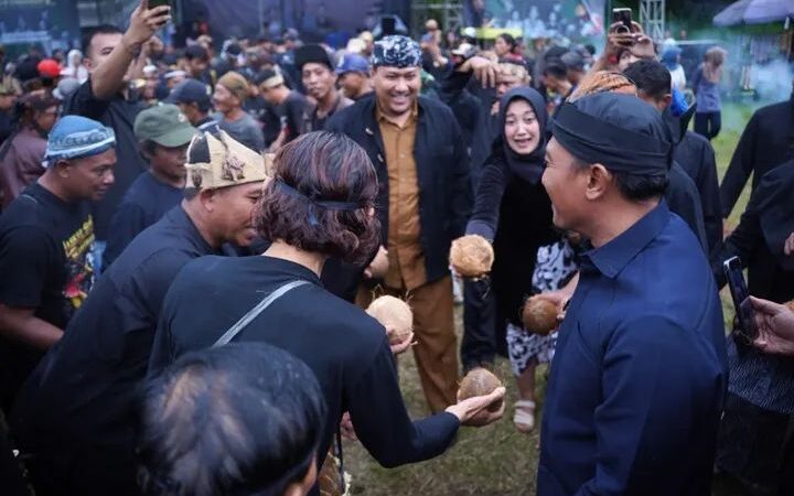 Bupati Pacitan Indrata Nur Bayuaji Ikut Mencoba Adu Kelapa, Rasakan Kemeriahan Gelar Budaya Festival Banaran Bersih Desa Cemeng.