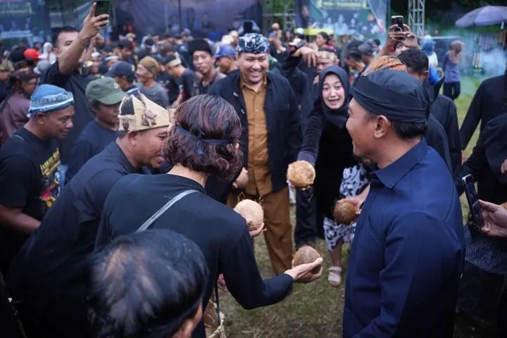 Bupati Pacitan Indrata Nur Bayuaji Ikut Mencoba Adu Kelapa, Rasakan Kemeriahan Gelar Budaya Festival Banaran Bersih Desa Cemeng.