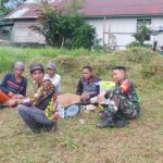 Babinsa Koramil 1015-03/MB Ketapang BersamaWarga Bersihkan Lapangan Sepak Bola