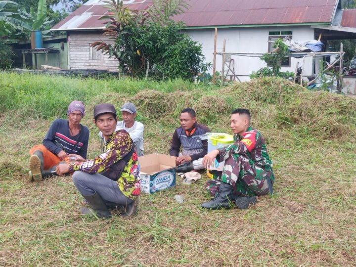 Babinsa Koramil 1015-03/MB Ketapang BersamaWarga Bersihkan Lapangan Sepak Bola