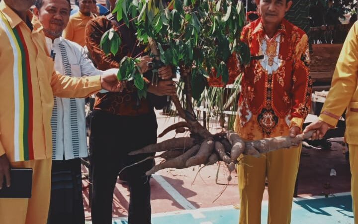 Dalam Rangka Bersih -bersih Desa Kades Yusup.S.A.P.Riam Durian Kecamatan Kotawaringin Lama Kabupaten Kobar Kalteng.