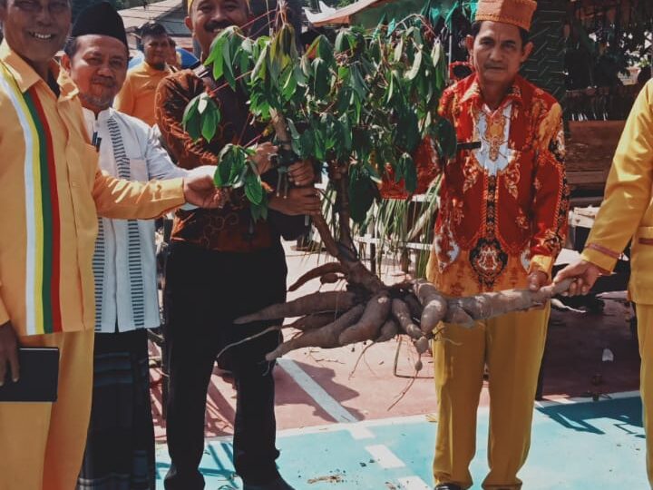 Dalam Rangka Bersih -bersih Desa Kades Yusup.S.A.P.Riam Durian Kecamatan Kotawaringin Lama Kabupaten Kobar Kalteng.