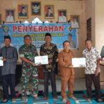 Wujud Peran Aktif, Babinsa Koramil 1015-01/MH Selatan Dampingi Penyaluran BLT Dana Desa