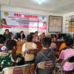 Anggota Koramil Manuhing Dampingi Penyaluran BLT DD di Wilayah Binaan