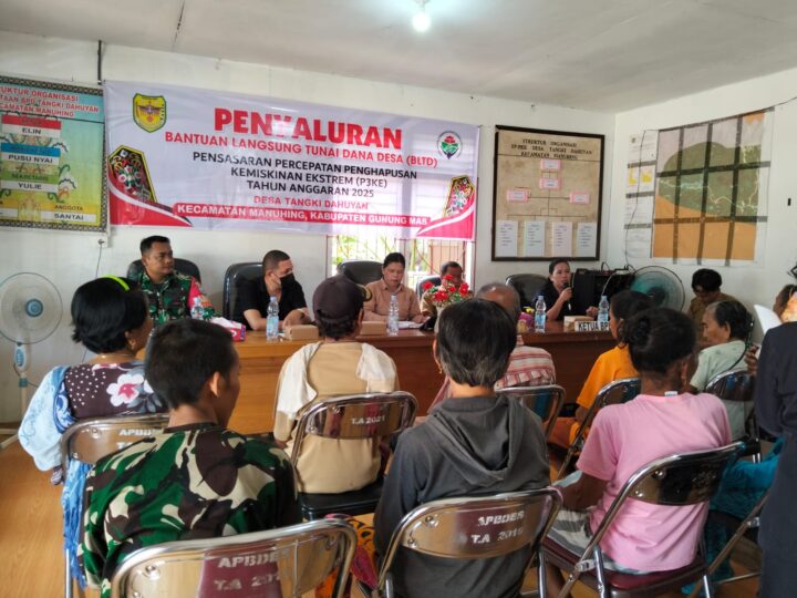 Anggota Koramil Manuhing Dampingi Penyaluran BLT DD di Wilayah Binaan