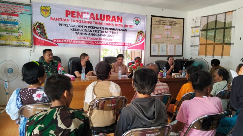 Anggota Koramil Manuhing Dampingi Penyaluran BLT DD di Wilayah Binaan