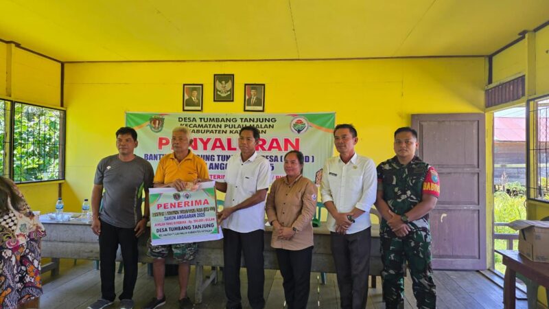Dekat Dengan Warga, Babinsa Koramil 1019-06/Plm Dampingi Penyaluran BLT Dana Desa
