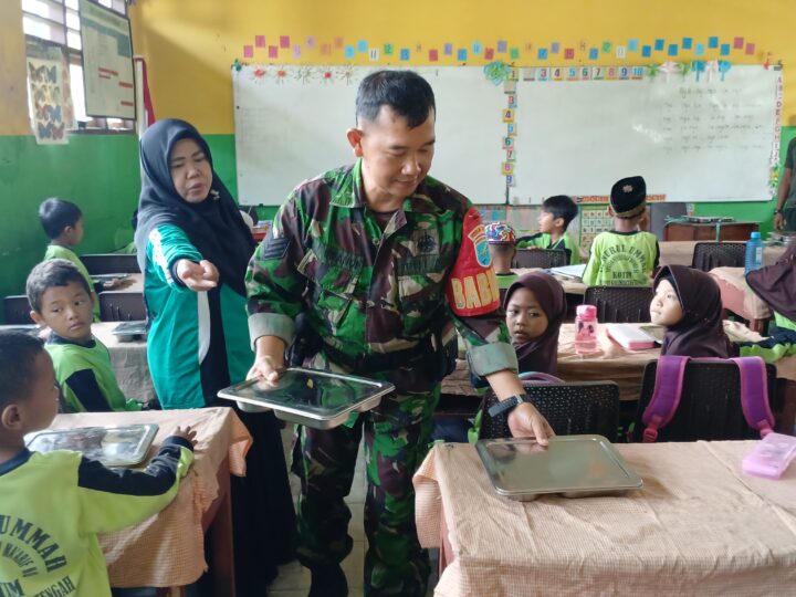Babinsa Koramil 1015-03/MB Ketapang Dampingi Pelaksanaan Makan Bergizi Gratis